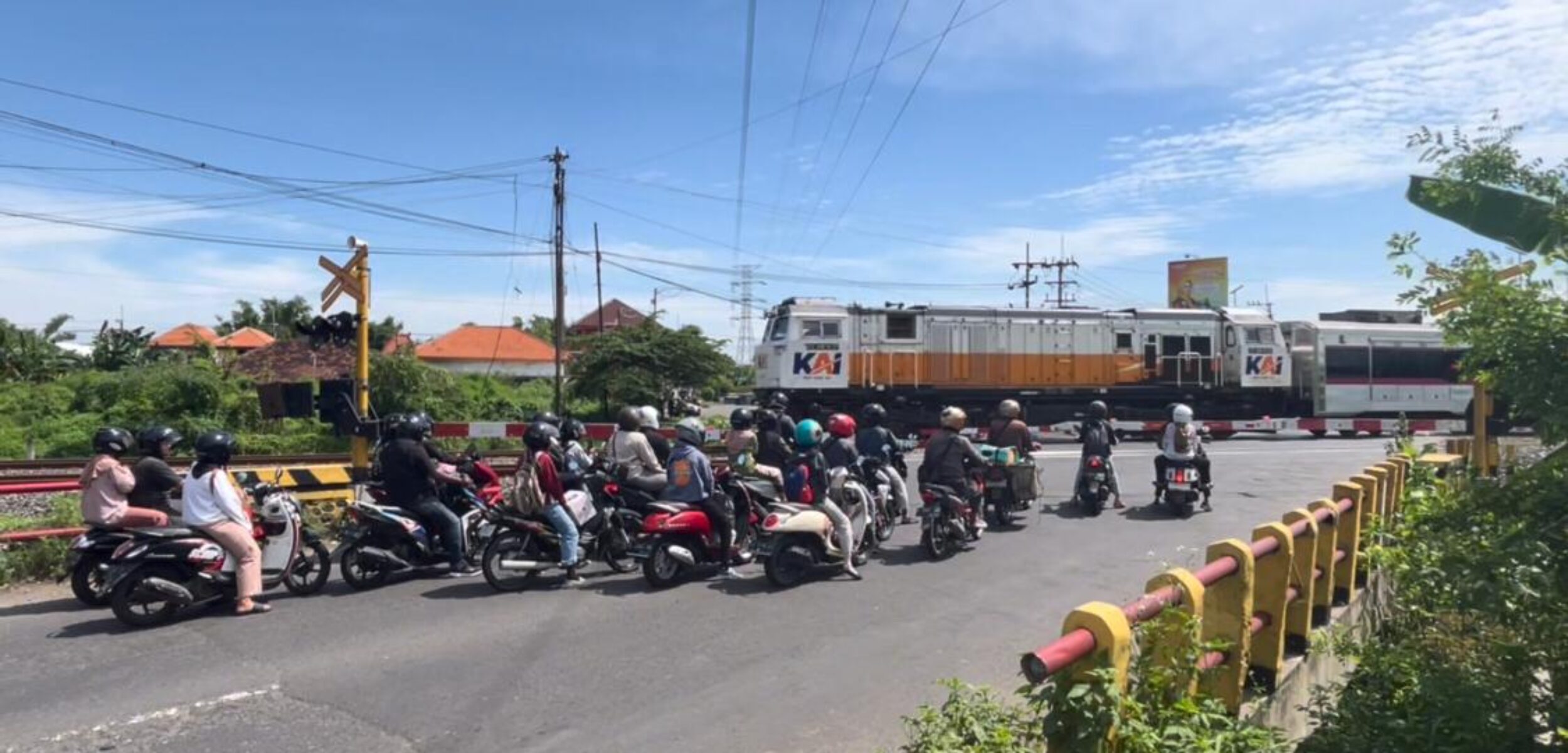 Lokasi perlintasan kereta api di daerah Gunung Gedangan Kota Mojokerto yang biasa menjadi lokasi penumpukan kendaraan di Kota Mojokerto (Redaksi / Kabarterdepan.com) 