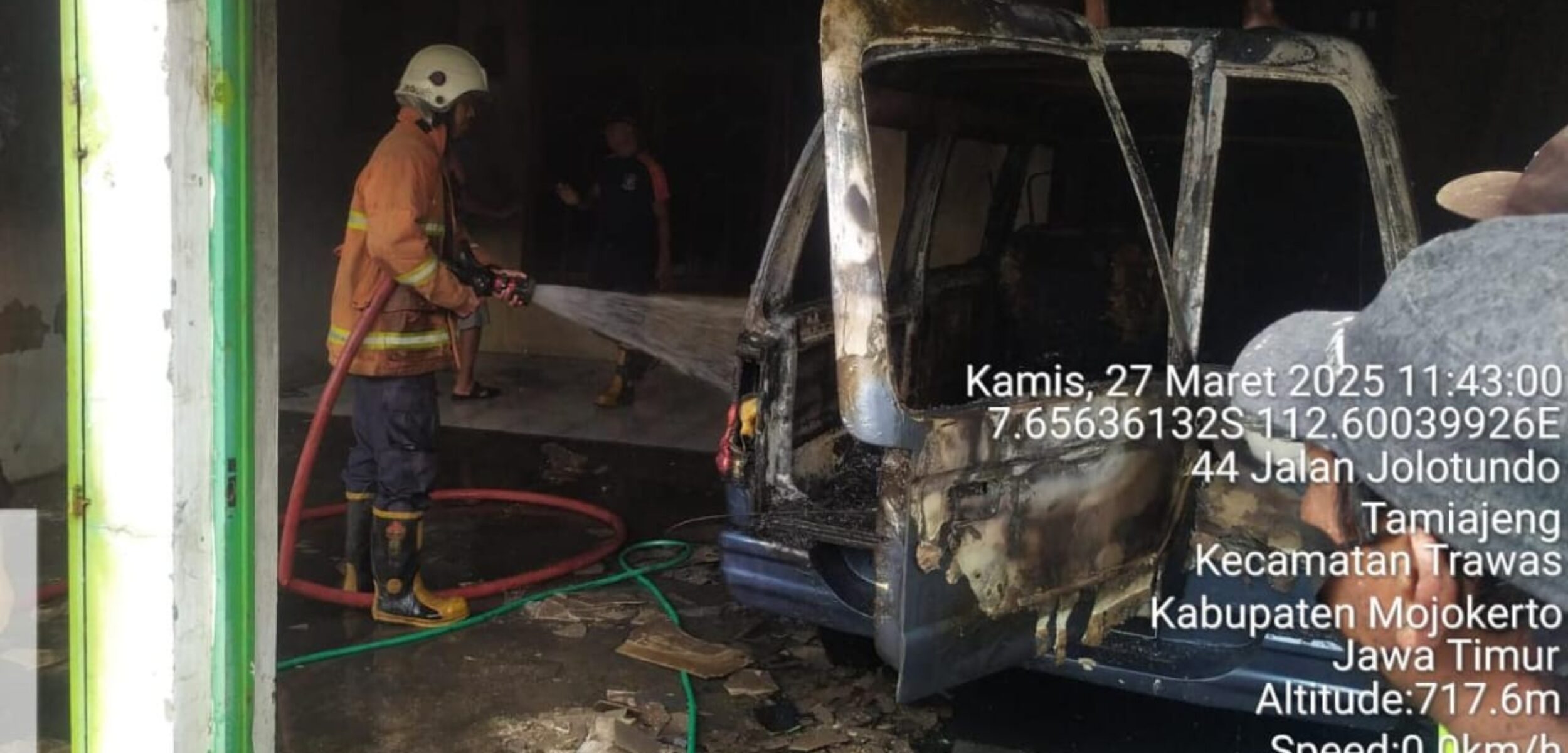 Petugas pemadam kebakaran saat melakukan pemadaman, Kamis (27/3/2025) siang (Redaksi / Kabarterdepan.com) 