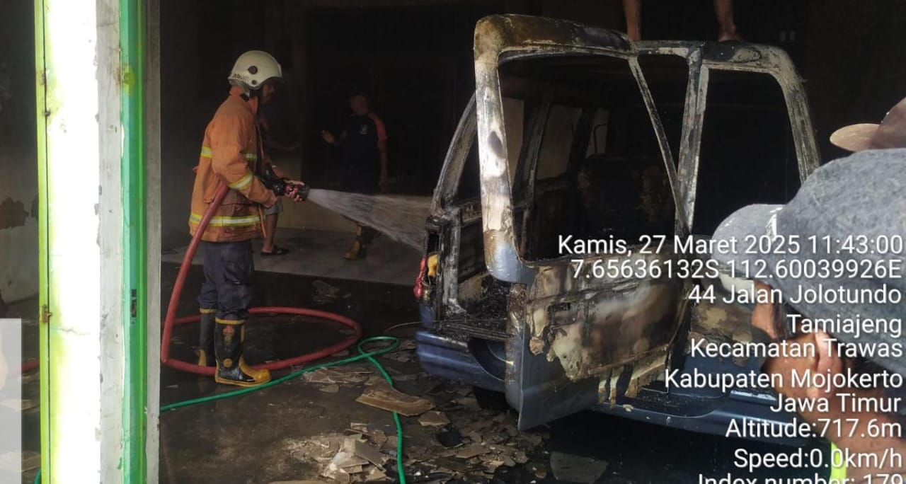 Petugas pemadam kebakaran saat melakukan pemadaman, Kamis (27/3/2025) siang (Redaksi / Kabarterdepan.com) 