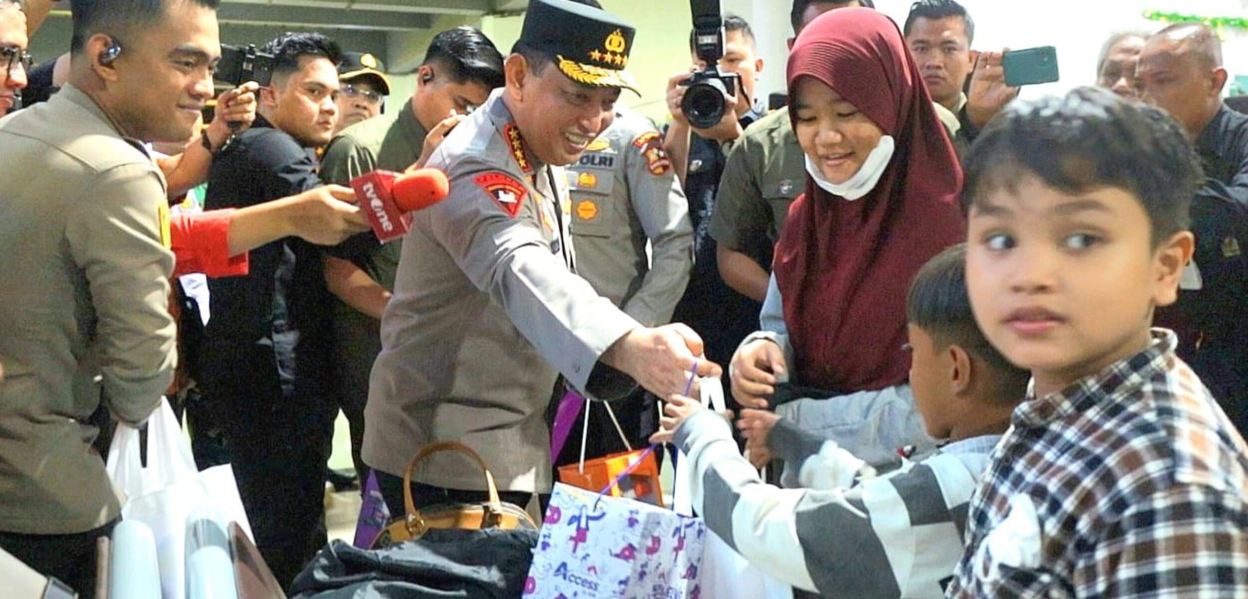 Kapolri Pantau Puncak Mudik di Stasiun Tugu Yogyakarta, Sapa dan Bagikan Merchandise ke Pemudik