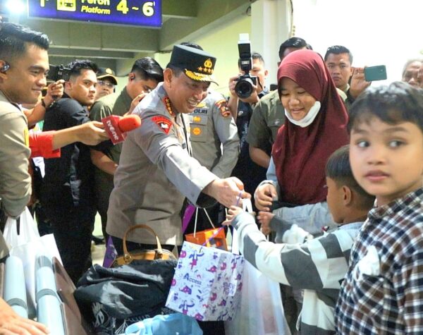 Kapolri Pantau Puncak Mudik di Stasiun Tugu Yogyakarta, Sapa dan Bagikan Merchandise ke Pemudik
