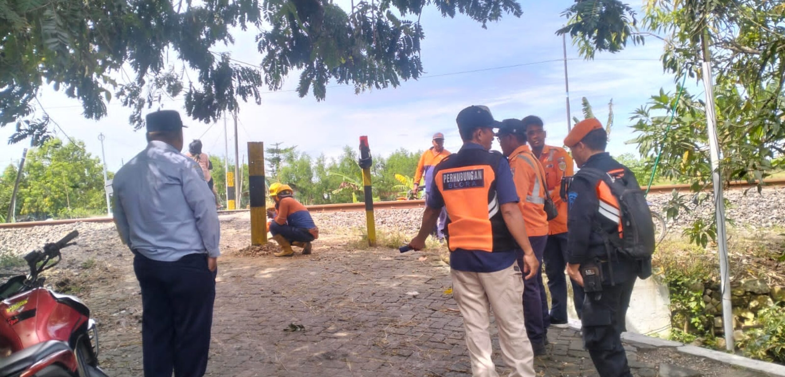 Antisipasi Kecelakaan Kereta Api, Dinrumkimhub Blora Siagakan Petugas di 11 Titik Lintasan Tanpa Palang Pintu