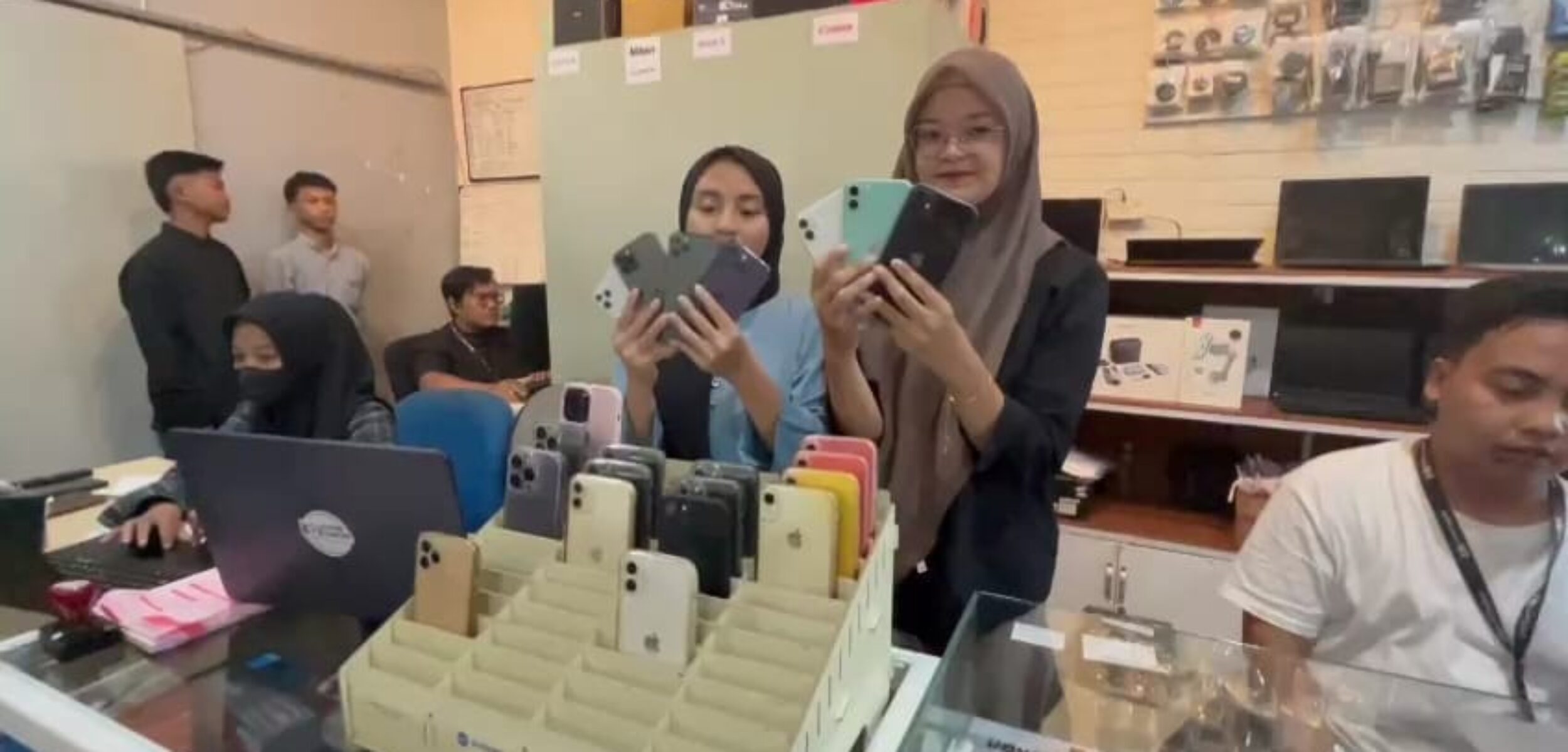 Pegawai Ilham Kamera menunjukan iPhone yang dapat disewa (Redaksi / Kabarterdepan.com) 