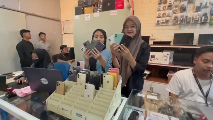 Pegawai Ilham Kamera menunjukan iPhone yang dapat disewa (Redaksi / Kabarterdepan.com) 