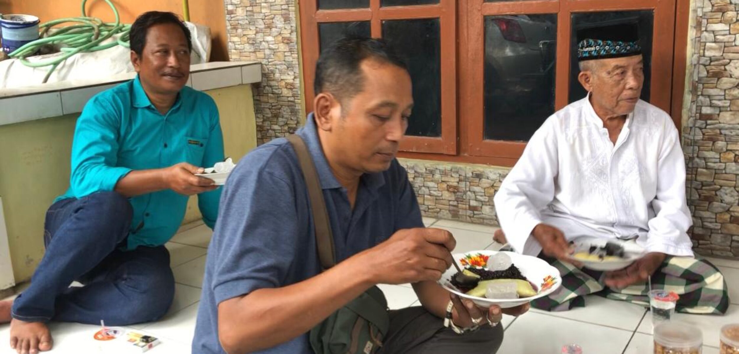 Sejumlah tamu lebaran saat menyantap menu tape ketan hitam (Redaksi / Kabarterdepan.com) 