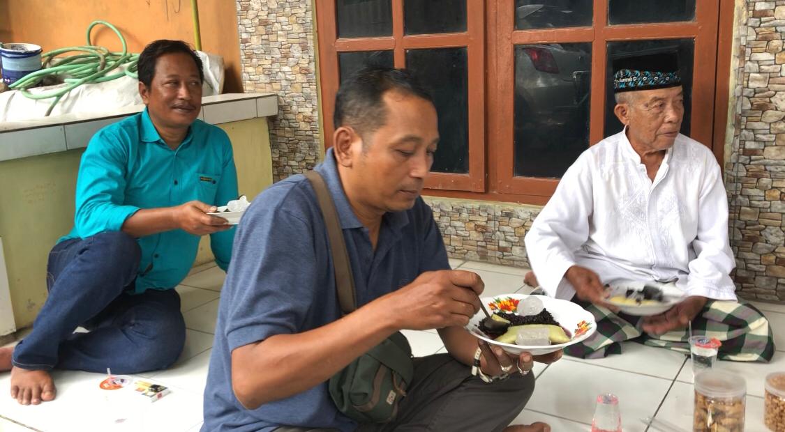 IMG 20250331 WA0094 1 Sejumlah tamu lebaran saat menyantap menu tape ketan hitam (Redaksi / Kabarterdepan.com)