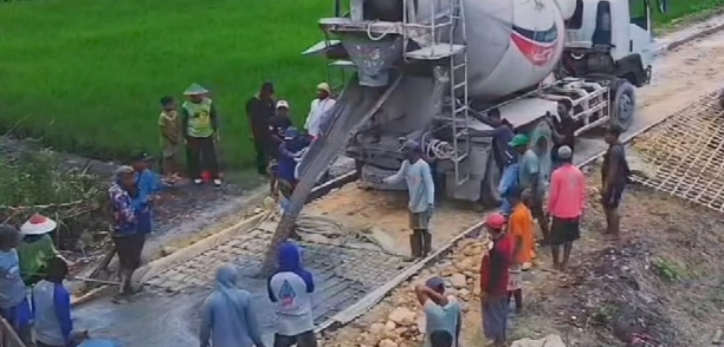 Warga Tunggulrejo Grobogan Perbaiki Jalan Rusak dengan Dana Swadaya Rp60 Juta