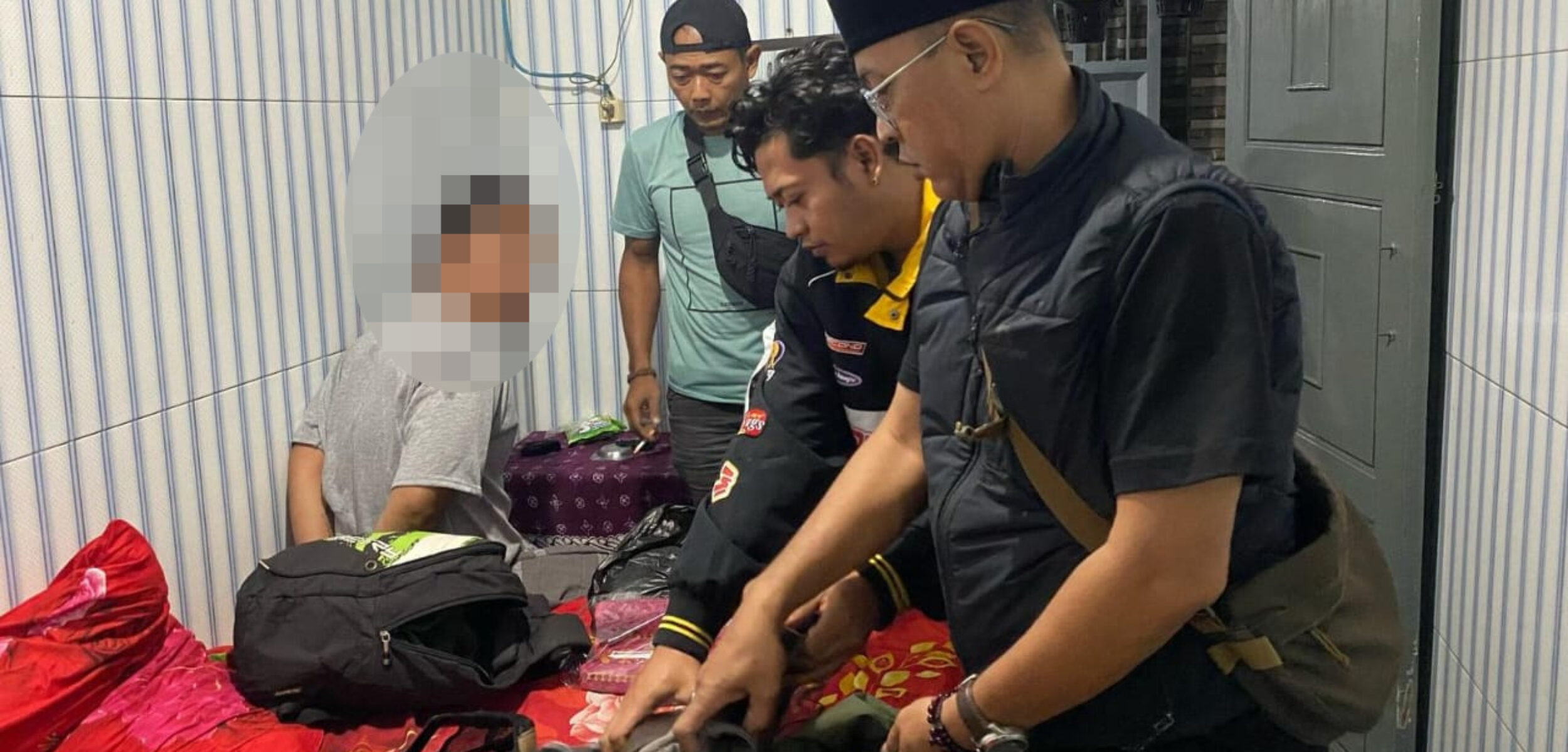 Pelaku (Baju Abu-abu) saat diamankan petugas Satreskrim Polsek Ngoro di sebuah penginapan di Kecamatan Prigen (Redaksi / Kabarterdepan.com) 