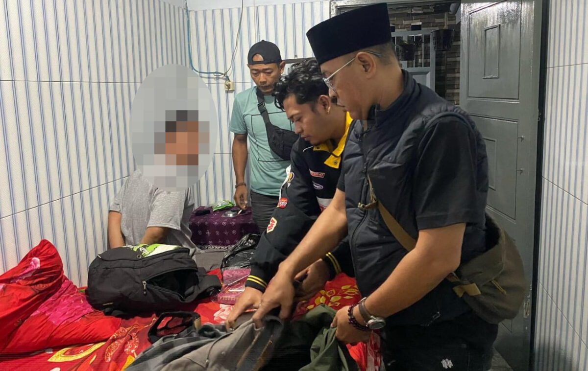 Pelaku (Baju Abu-abu) saat diamankan petugas Satreskrim Polsek Ngoro di sebuah penginapan di Kecamatan Prigen (Redaksi / Kabarterdepan.com) 