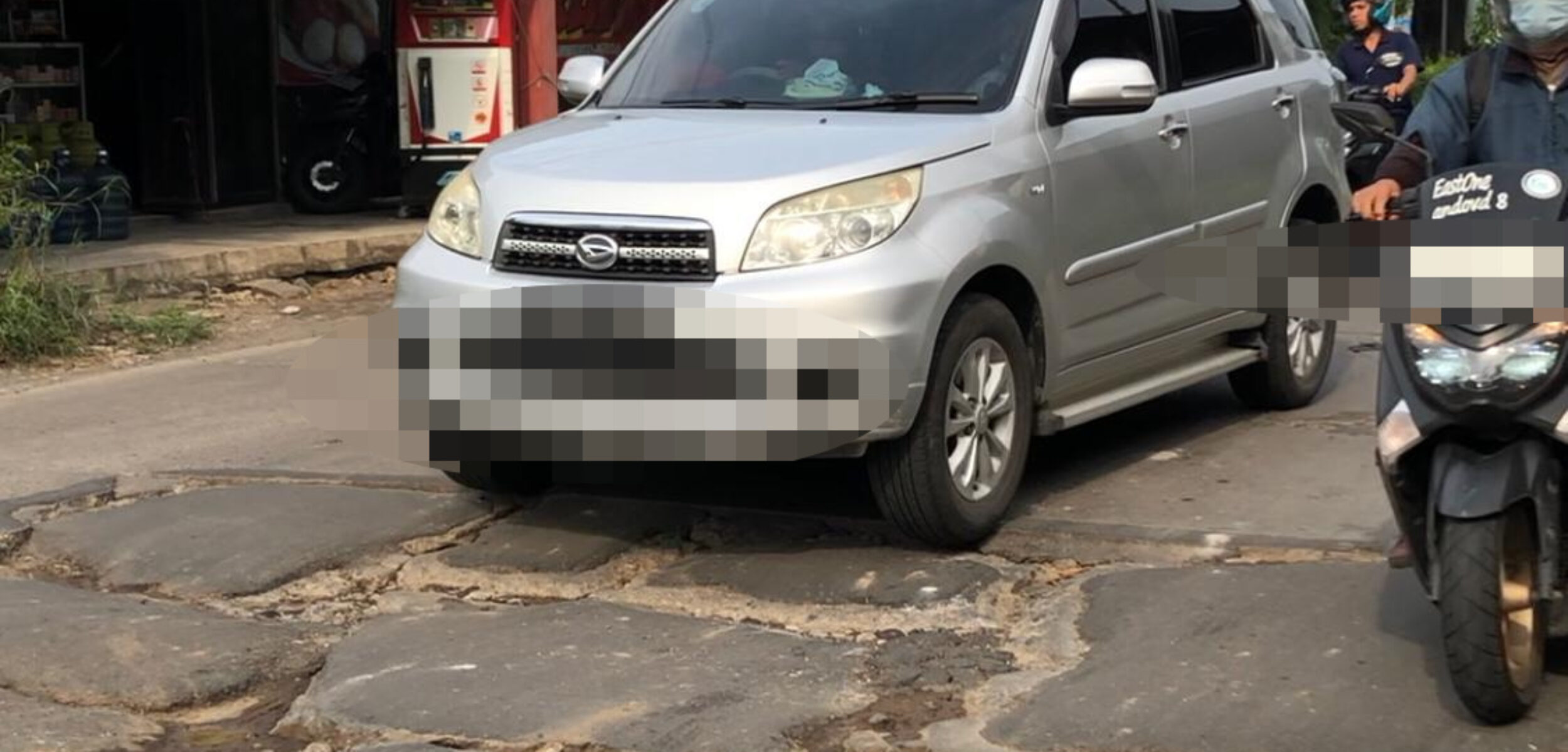 Kondisi jalan yang rusak di Desa Purwojati Kecamatan Ngoro, Kabupaten Mojokerto (Redaksi / Kabarterdepan.com) 