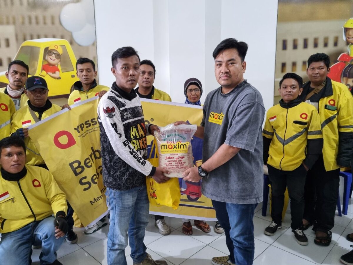 Jelang Perayaan Idulfitri Maxim Berikan Bantuan Sembako Kepada Mitra Pengemudi Yang Membutuhkan Di Padang 2 1 Jelang Perayaan Idulfitri Maxim Berikan Bantuan Sembako Kepada Mitra Pengemudi Yang Membutuhkan Di Padang 2