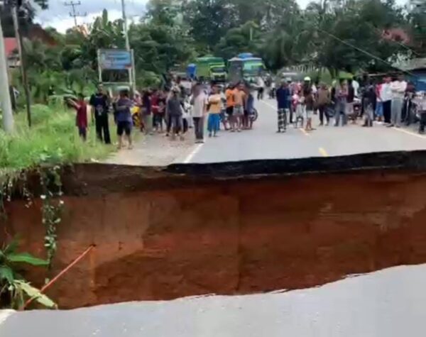 Jalan Lintas Sumatera Penghubung Jambi-Padang Putus Total