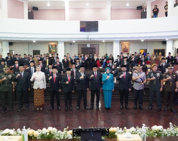 Rapat Paripurna DPRD, Wali Kota Batu, Nurochman Sampaikan Visi mBatu SAE dan Misi Nawa Bhakti Satya