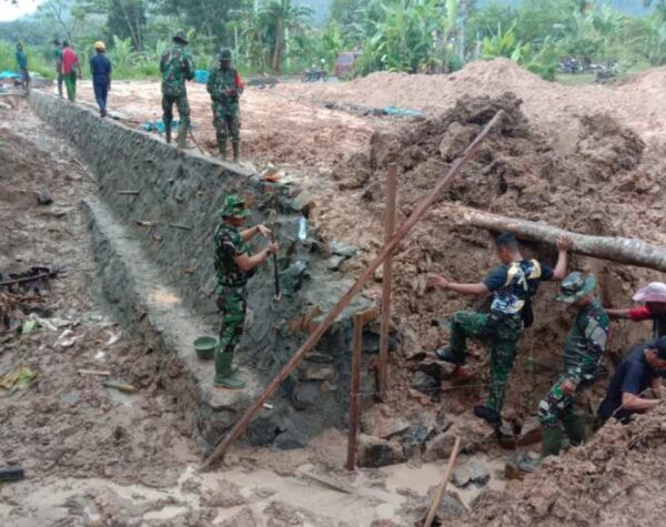 Anggota Satgas TMMD di Lampung Utara Gotong Royong Bnagun Jembatan Darurat