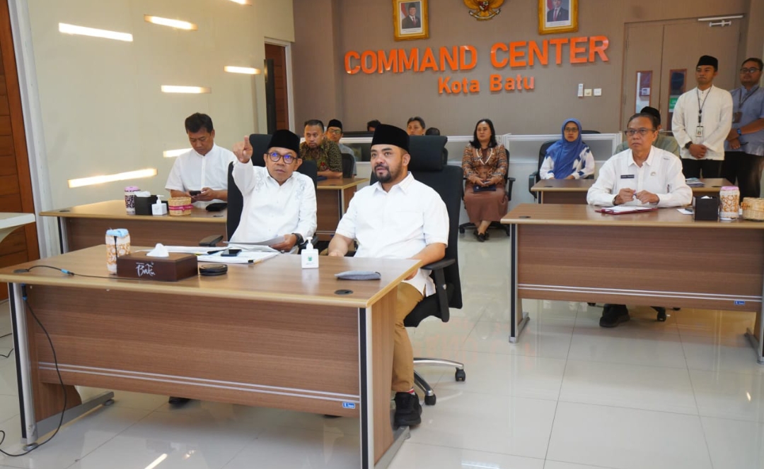 Screenshot 20250305 210117 1 Wali Kota Batu, Nurochman, dan Wakil Wali Kota Batu, Heli Suyanto didampingi Sekda dan Plt Inspektur Kota Batu, saat mengikuti kegiatan acara Peluncuran Indikator MCP KPK RI secara virtual. (Yan/kabarterdepan.com)