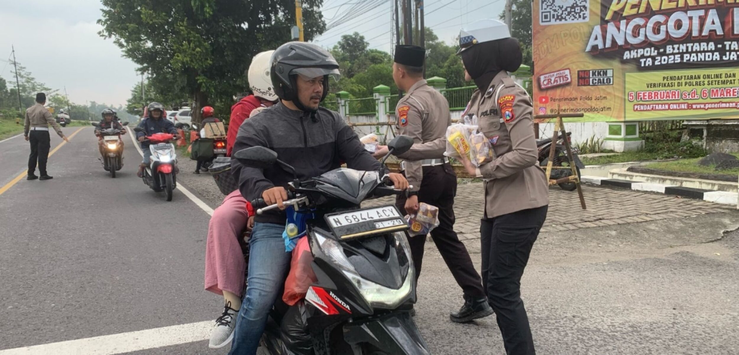 Berkah Ramadan, Satlantas Polres Blitar Bagikan Takjil untuk Pengguna Jalan