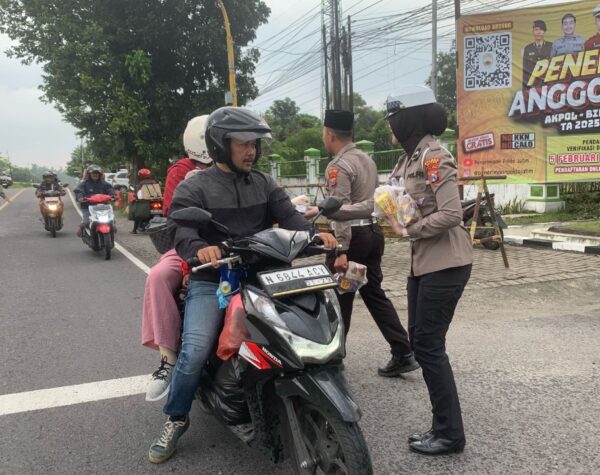 Berkah Ramadan, Satlantas Polres Blitar Bagikan Takjil untuk Pengguna Jalan