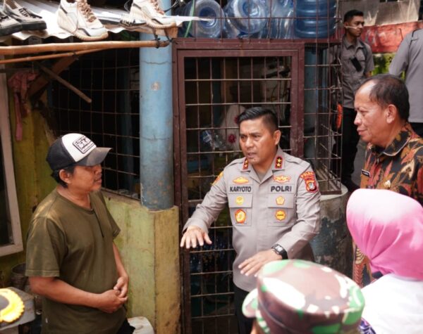 Kapolda Metro Jaya Tinjau Pengungsian Warga Terdampak Banjir di Pancoran