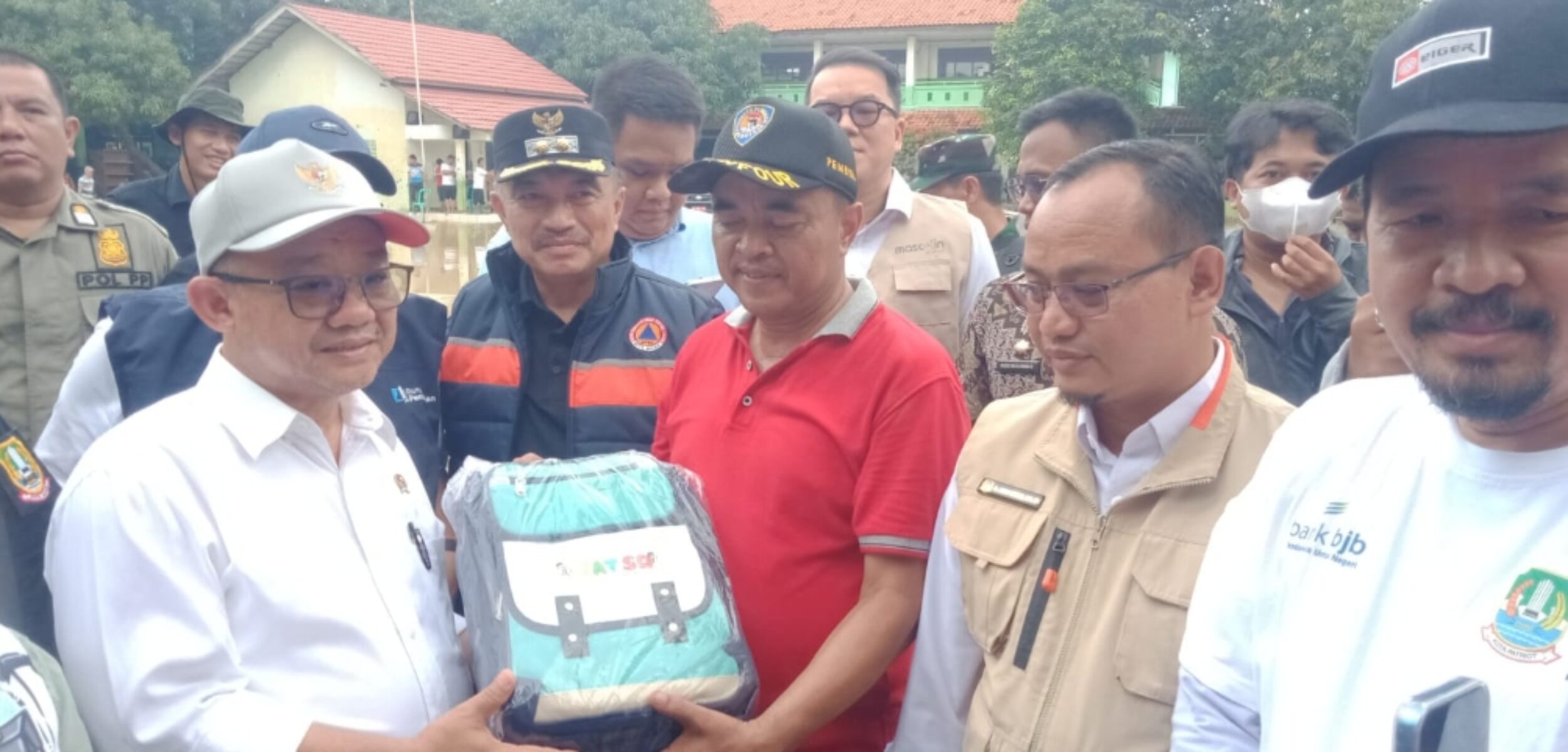 Mendikdasmen Kunjungi SDN Pekayon Jaya 4 yang Terdampak Banjir