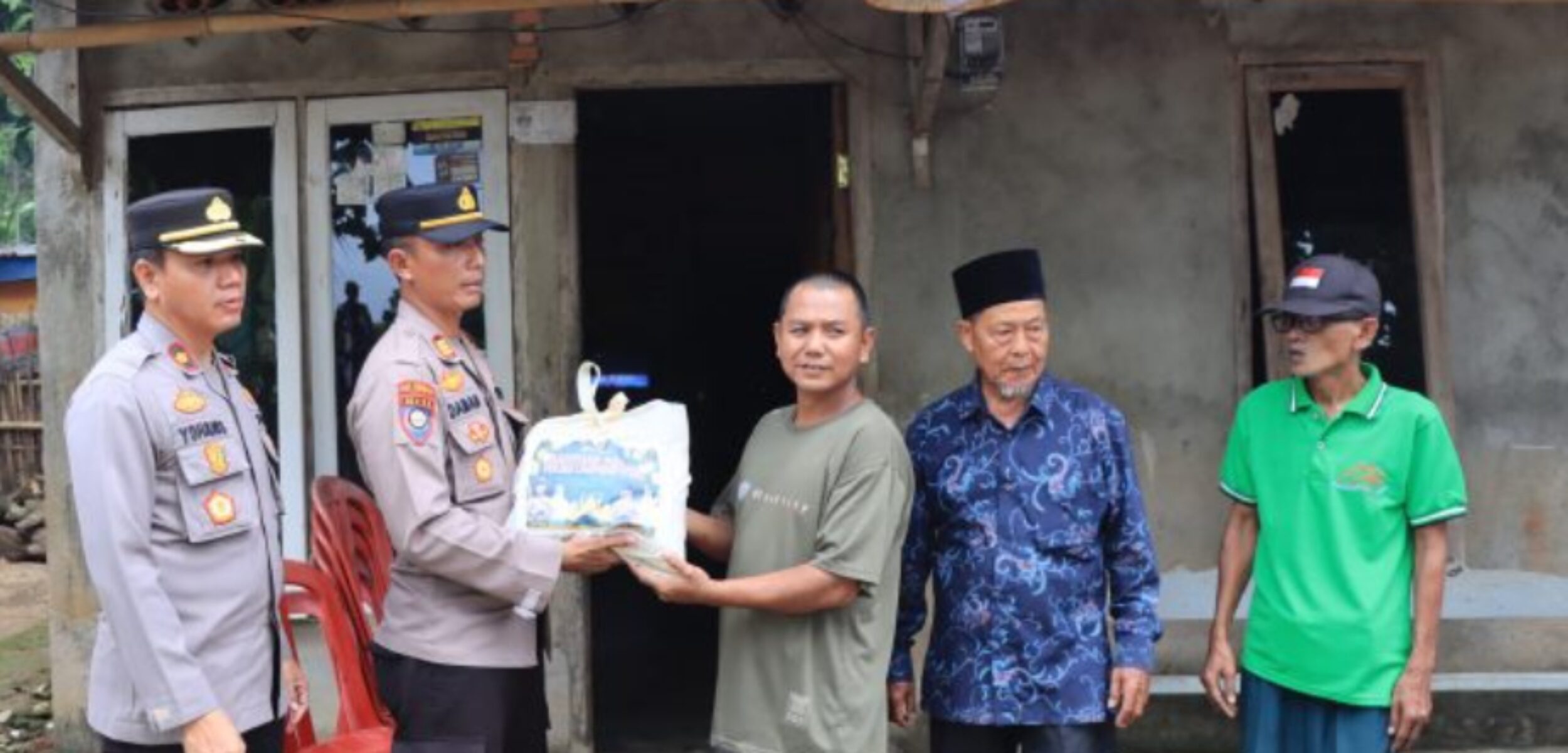 Polres Lampung Utara Salurkan Paket Sembako untuk Warga Terdampak Banjir