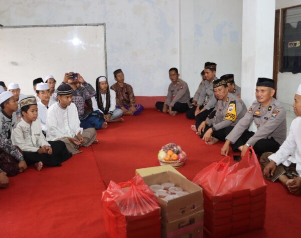 Pererat Silaturahmi di Bulan Ramadan, Polres Batu Bagikan Bingkisan dan Takjil
