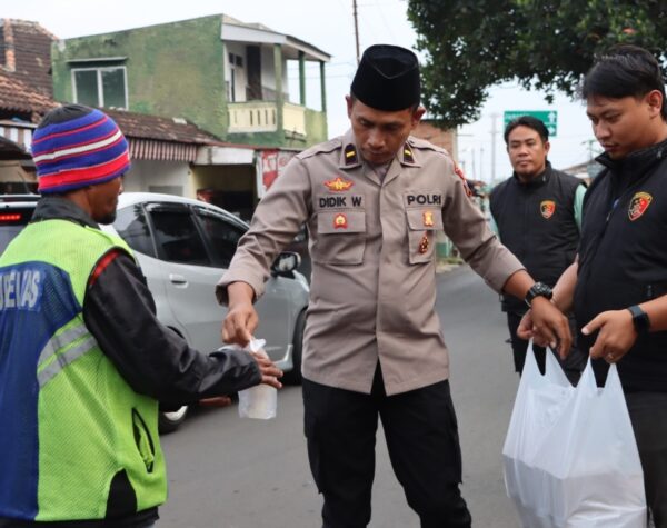 Sat Reskrim Polres Batu Bagikan Takjil Gratis di Bulan Suci Ramadan