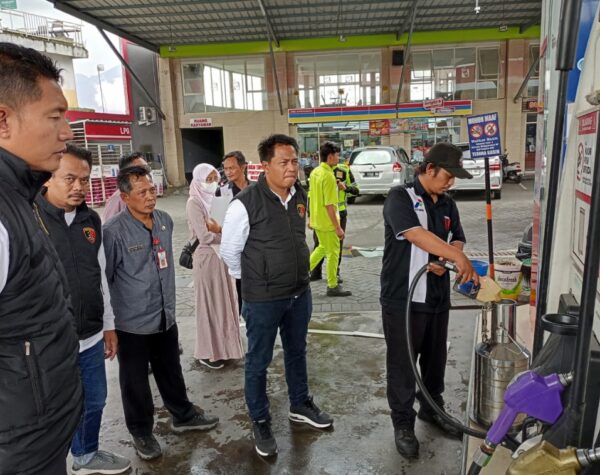 Pastikan Stok BBM Aman saat Lebaran, Sat Reskrim Polres Batu Sidak berasama Metrologi Diskoperindag