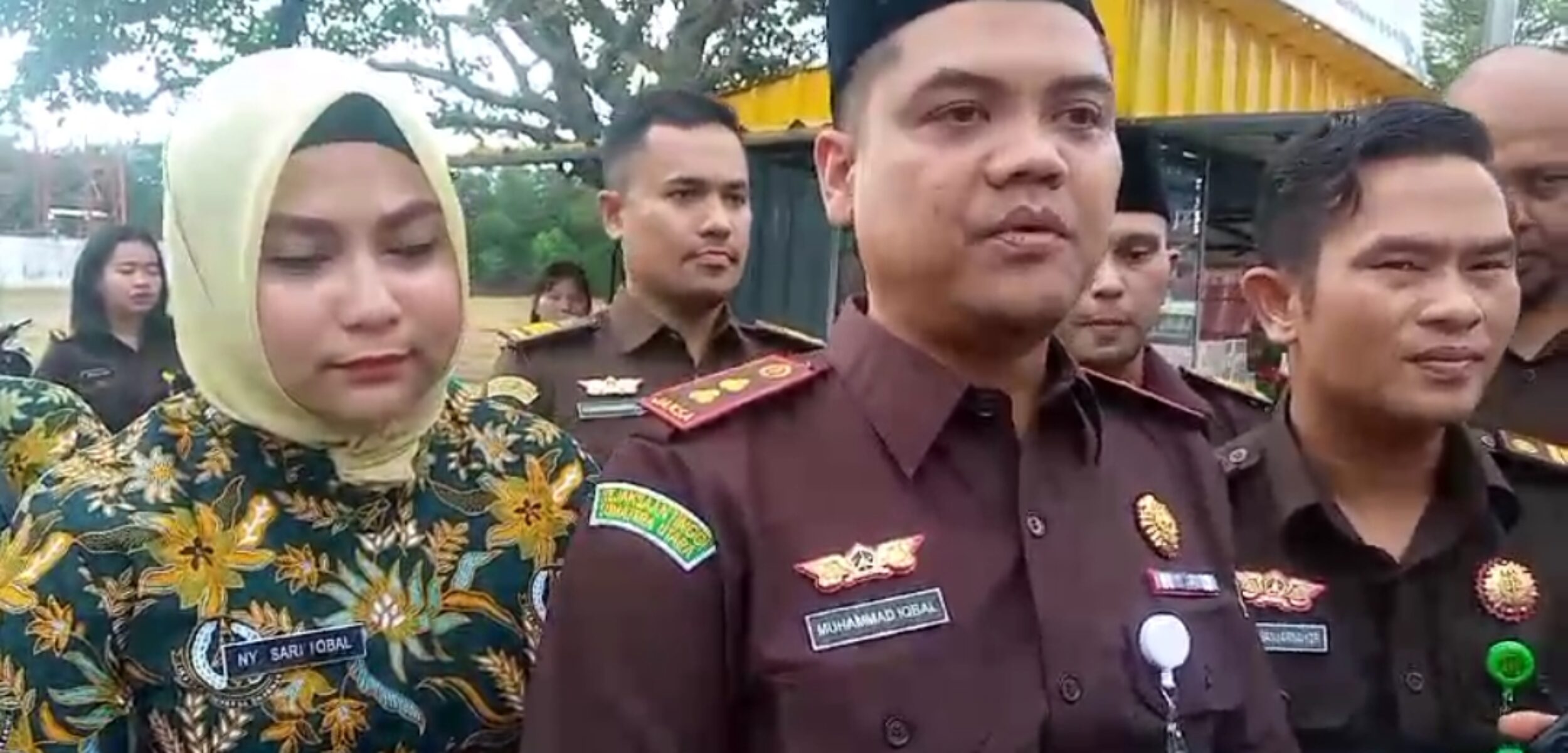 Adhyaksa Peduli, Kejari Madina Berbagi Takjil ke Pengguna Jalan dan Tukang Becak