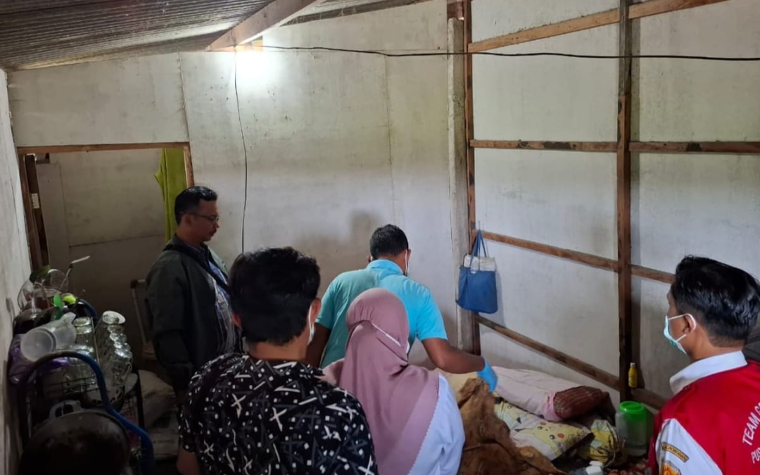 TIM MEDIS: Inafis Polres Grobogan saat memeriksa jenazah korban (Masrikin/kabarterdepan.com)