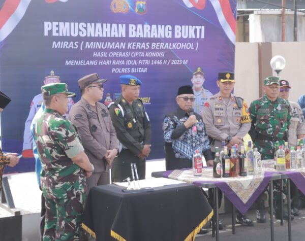 Polres Blitar Musnahkan Ribuan Botol Miras Hasil Operasi Pekat Semeru 2025
