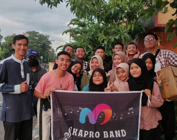 Siswa Ekstrakurikuler SMKN 1 Kota Mojokerto Berbagi Takjil, Sambut Ramadan dengan Kepedulian