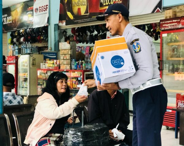 Dishub Kota Mojokerto Bagikan Takjil di Terminal Kertajaya, Penumpang Senang dan Bersyukur