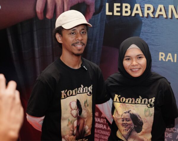 Kisah Romansa Nyata Raim Laode dan Istrinya Dikemas dengan Manis dan Emosional lewat Film Komang