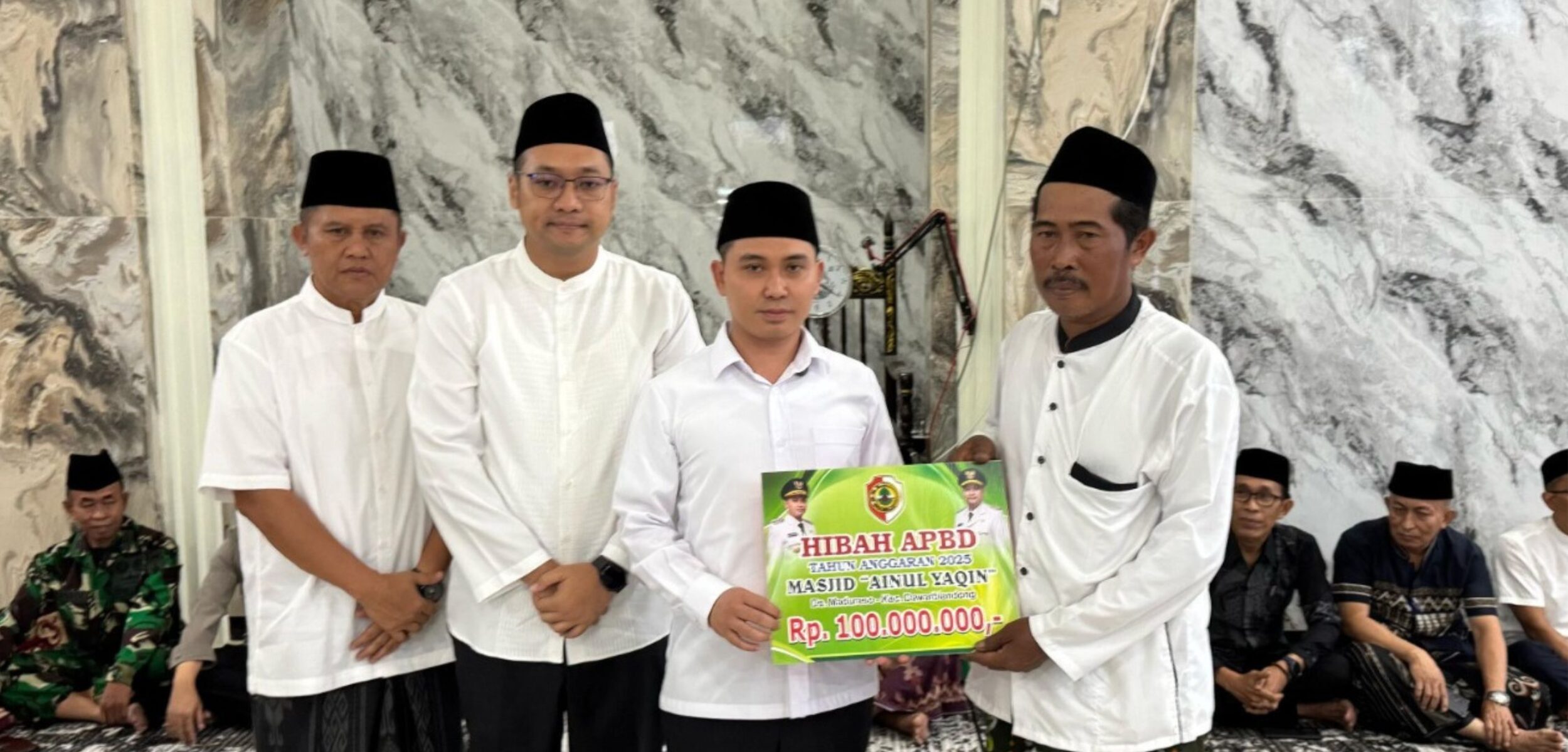 Safari Ramadan Perdana, Bupati Mojokerto Serahkan Dana Hibah Pembangunan Masjid