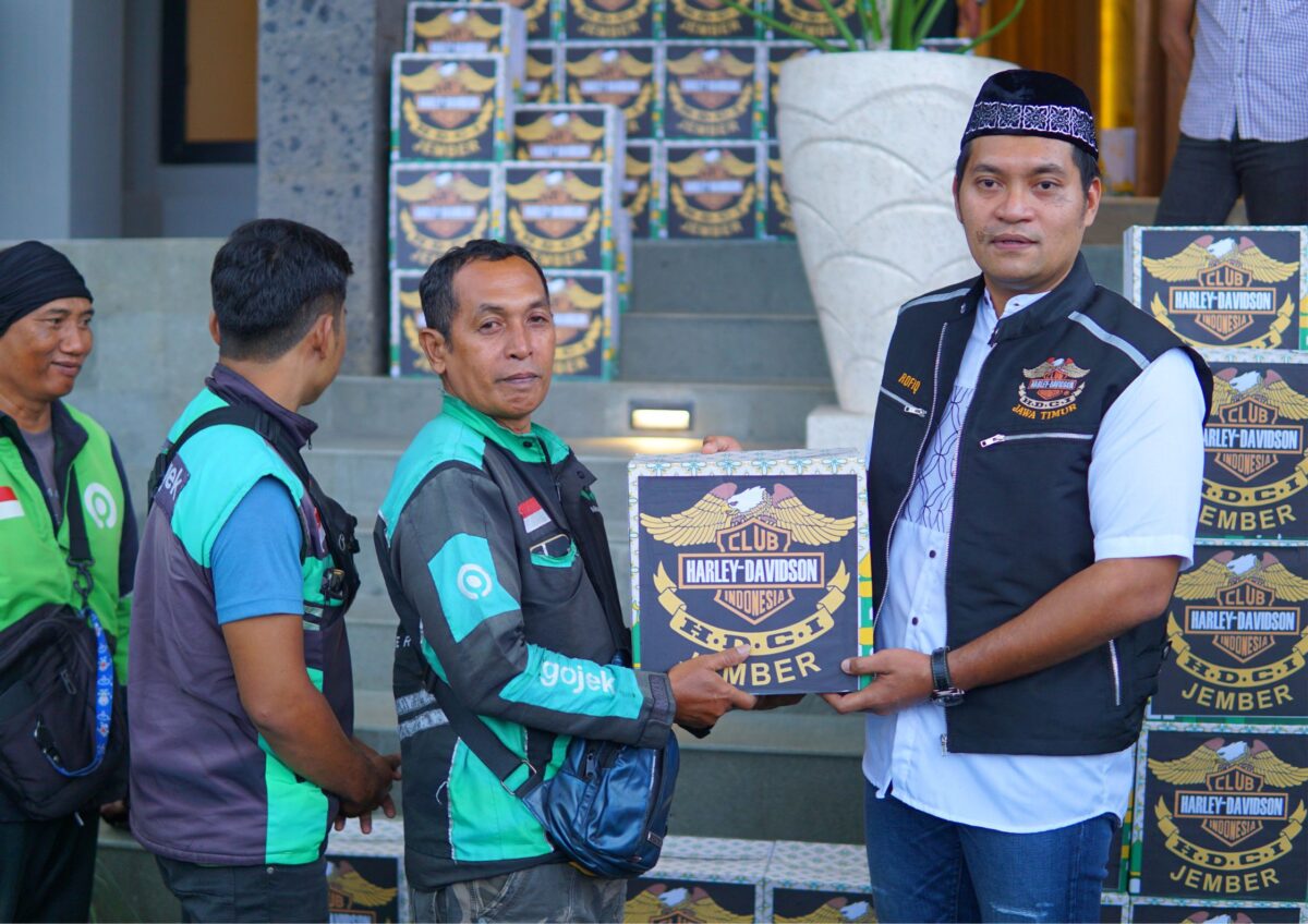 Komunitas Harley Davidson Club Indonesia (HDCI) Jember mengadakan Ramadan Berbagi dengan menyalurkan paket sembako. (Dok Istimewa)