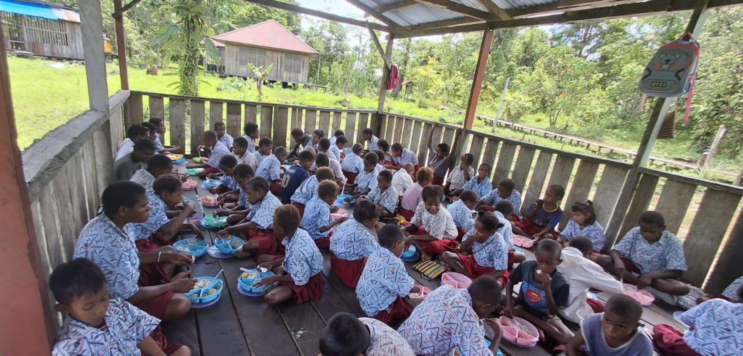 Makan Bergizi Gratis Satgas Yonif 503/Mayangkara, Dukung Tumbuh Kembang Anak Papua Sehat