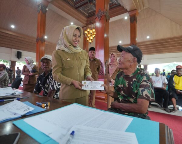 Wali Kota Mojokerto Salurkan Bansos, Ratusan Tukang Becak Senang