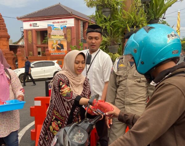 Berkah Ramadan PMI Kota Mojokerto, Ning Ita Bagikan 300 Takjil dan 50 Bingkisan untuk Warga Disabilitas