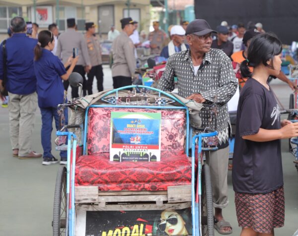 Ramadan Berkah, Ratusan Tukang Becak Dapat Sembako dari Polres Kediri