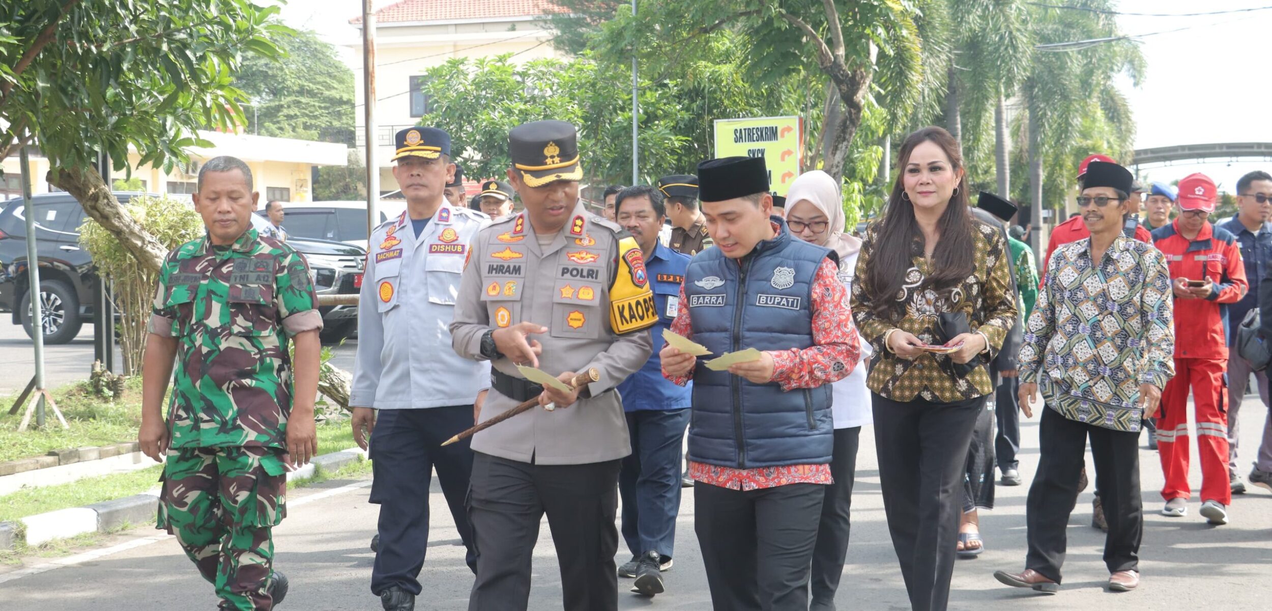 Imbau Mudik Aman, Gus Bupati dan Kapolres Mojokerto Bagikan Stiker ke Pengguna Jalan