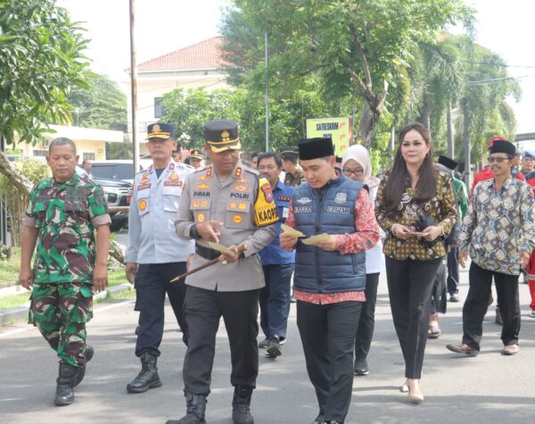Imbau Mudik Aman, Gus Bupati dan Kapolres Mojokerto Bagikan Stiker ke Pengguna Jalan