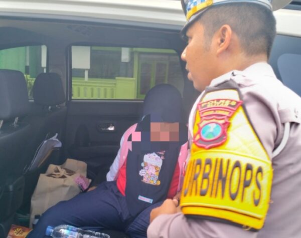Satlantas Polres Blitar Sigap Selamatkan Anak yang Terjepit Roda Motor