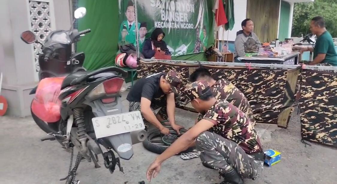 Anggota Banser Ngoro menambal. Salah satu pemotor milik pemudik, Selasa (1/4/2025) (Redaksi / Kabarterdepan.com) 