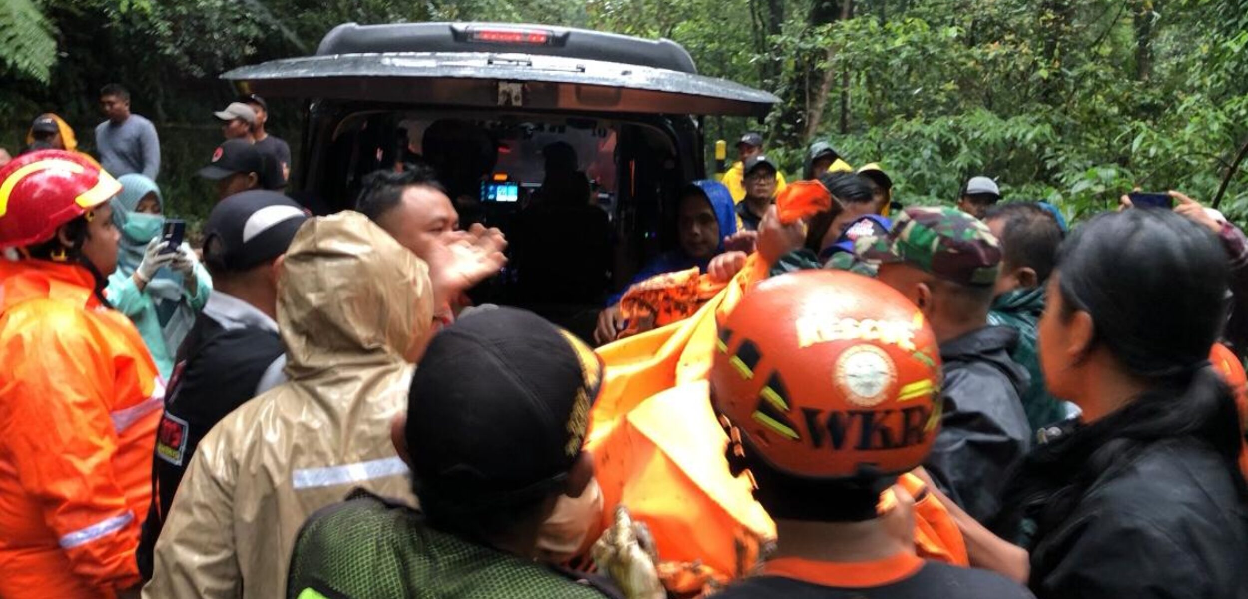 Petugas saat mengevakuasi jasad korban, Masjid Zatmo Setio (31), warga Desa Kloposepuluh, Kecamatan Sukodono, Kabupaten Sidoarjo (Redaksi / Kabarterdepan.com) 