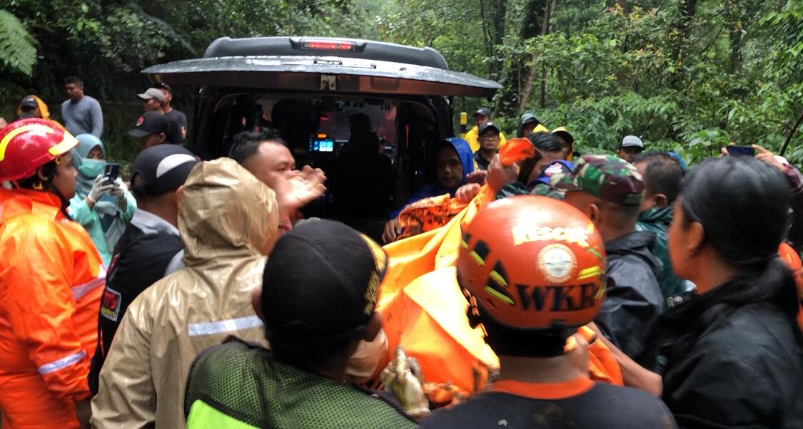 Petugas saat mengevakuasi jasad korban, Masjid Zatmo Setio (31), warga Desa Kloposepuluh, Kecamatan Sukodono, Kabupaten Sidoarjo (Redaksi / Kabarterdepan.com) 