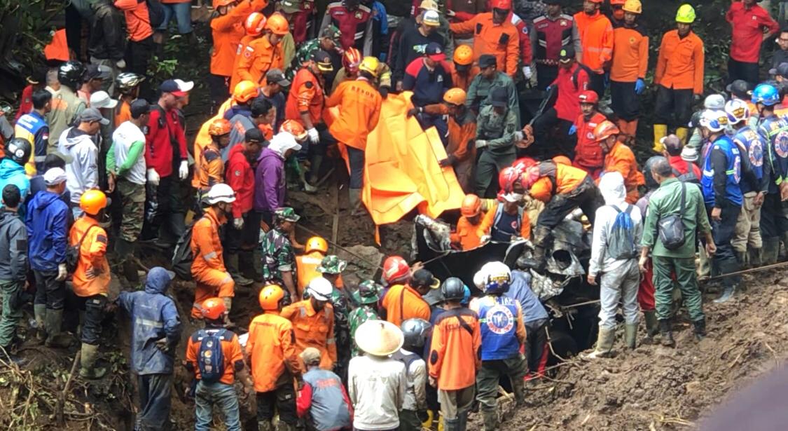 IMG 20250404 WA0031 1 Proses pencarian korban longsor di Pacet - Cangar, Jumat (4/4/2025) siang (Redaksi / Kabarterdepan.com)