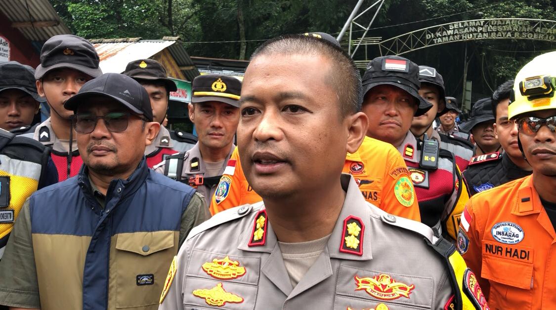 Kapolres Mojokerto, AKBP Ihram Kustarto saat diwawancarai awak media (Redaksi / Kabarterdepan.com) 