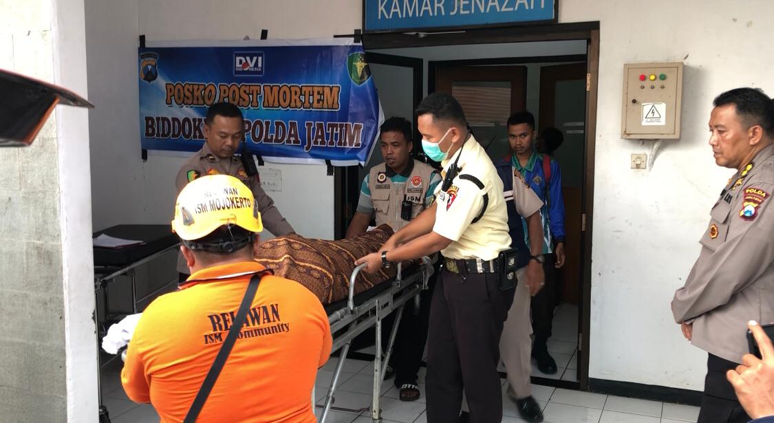 Jenazah korban saat akan dimasukan ke ambulan relawan, Jumat (4/4/2025) siang (Redaksi / Kabarterdepan.com) 