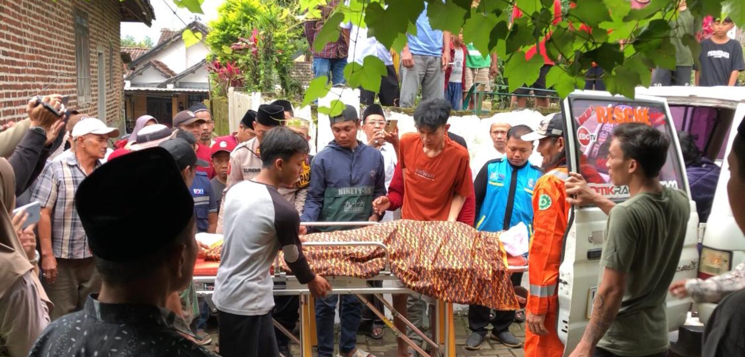 Jenazah korban saat hendak dibawa ke rumah duka, Kamis (3/4/2025) siang (Redaksi / Kabarterdepan.com) 