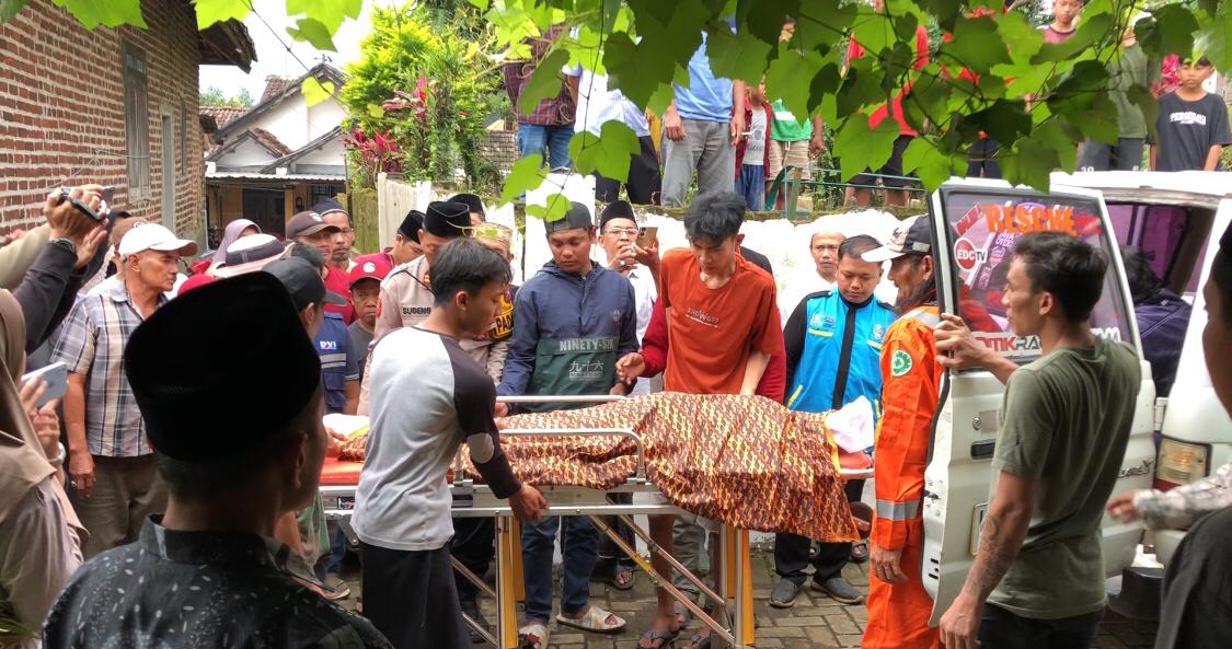 Jenazah korban saat hendak dibawa ke rumah duka, Kamis (3/4/2025) siang (Redaksi / Kabarterdepan.com) 